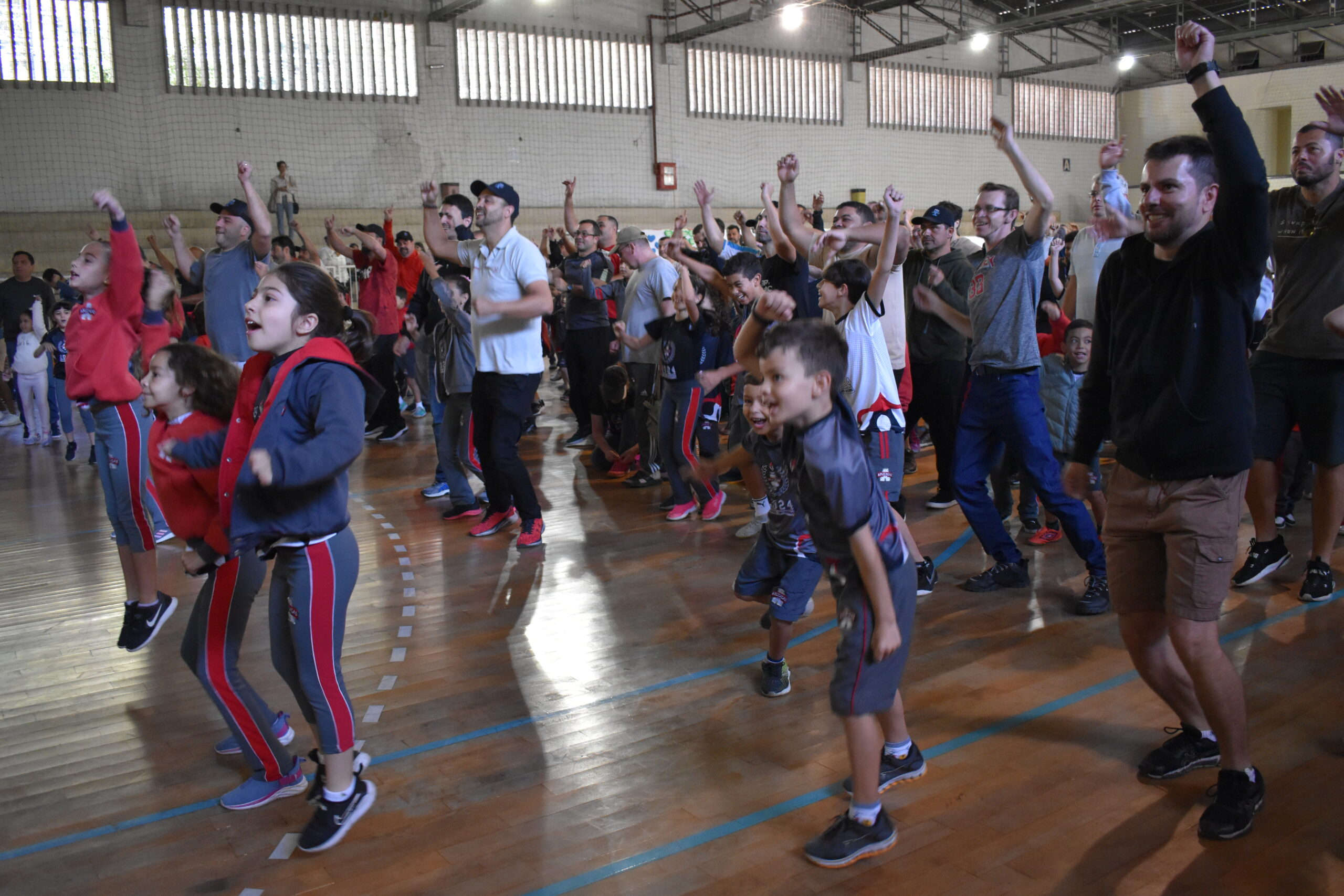 Educação Infantil e Fundamental I comemoram Dia dos Pais com dança, brincadeiras e música